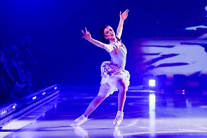 Валиева анонсировала выступление в Пекине и попала под дождь из плюшевых игрушек от китайских фанатов