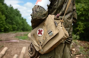 Потерял почти всю кровь: Военные хирурги провели уникальную операцию в зоне СВО