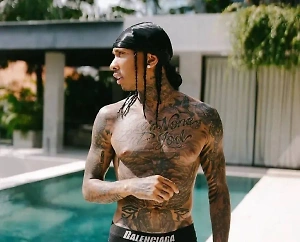 Американский рэпер Tyga прилетел в Москву и сразу убежал в клуб на тусовку
