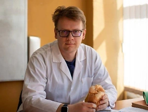 Во-первых, не тереть обожжённый участок кожи и глаза, так как часть стрекательных клеток остаются на коже и при попадании в глаз могут вызвать сильнейший ожог, вплоть до потери зрения.