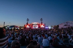 Сотни человек хором исполнили гимн России на открытии фестиваля Таврида.АРТ