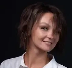 Также сейчас хорошо делать огуречные напитки, когда огурец настаивается в воде. Как и помидоры — пить томатную воду очень полезно. Я рекомендую не смешивать томатный и огуречный сок, а разделять их. Огуречный хорошо подходит с различной зеленью, а в томатный можно немного поперчить и даже добавить чесночка, потому что чеснок тоже нас чистит. Но важно не переборщить, потому что может возникнуть чувство жжения в желудке.
