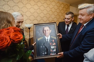 Хинштейн поздравил 102-летнего ветерана с годовщиной Победы в Курской битве
