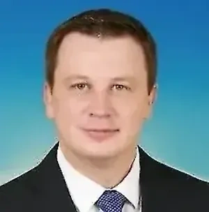 Использование нейросетевых двойников в мошеннических схемах – это одна из наиболее тревожных тенденций в цифровой среде. Одна из распространённых схем включает отправку видео якобы от известных людей, который убеждает пользователей перейти по ссылке и ввести личные данные. Люди верят увиденному, поскольку картинка и голос кажутся абсолютно достоверными. Это новая форма социальной инженерии, подкреплённая технологиями.