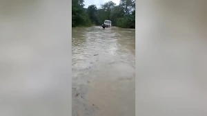 Очевидцы сняли на видео упавший в реку автобус с 25 пассажирами на Кубани