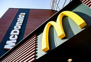 Вооружённый мужчина захватил McDonald's на Украине и устроил стрельбу
