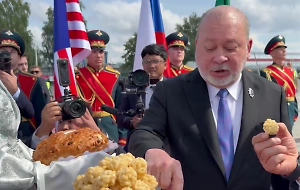 Султан Малайзии прилетел в Казань на золотом самолёте и отведал чак-чак