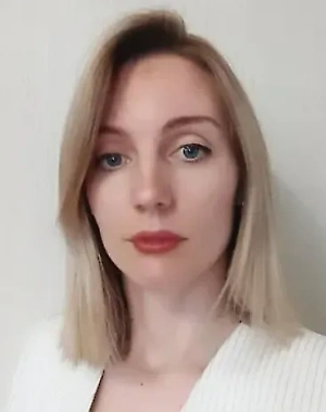 Для того чтобы молодой картофель принёс максимум пользы, его нужно покупать в сезон — примерно с конца весны до середины лета. При покупке следует обратить внимание на внешний вид — выбирать клубни небольшого размера, с тонкой, гладкой и неповреждённой кожурой без зеленоватых пятен. Клубни должны быть достаточно твёрдыми на ощупь, с характерным свежим ароматом.