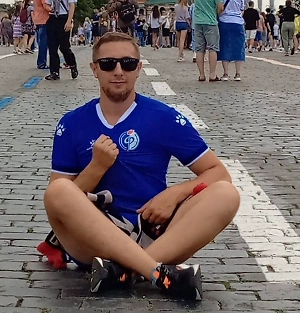 Группа «Сектор газа» по-настоящему стала народной командой, так как их песни часто звучат на большом экране — в фильмах и сериалах. Многие люди узнали эту группу благодаря болельщикам ФК «Факел»... А когда слышишь, что болельщики противоположной команды подпевают, понимаешь — эти песни должны жить вечно! Ведь они о нас, о простых людях!