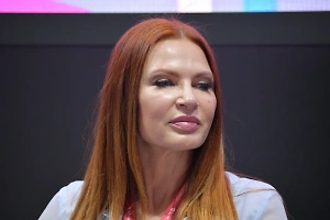 Я с самого 1 сентября была очень активным ребёнком. Прозвище в школьные годы у меня было одно — Блёданс. Разве можно придумать более яркое прозвище, чем моя фамилия? Поэтому никогда у меня не было никаких других прозвищ. Иногда меня это обижало, но сейчас уже всё равно.