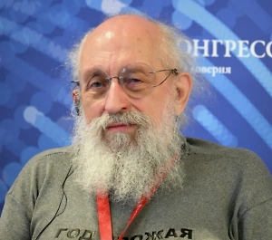 Меня в школе прозвали Вася, Васька. Это прозвище пошло как сокращение от моей фамилии — Вассерман. Я ничуть не возражал и не обижался. А иногда звали «кот Васька», но только лишь потому, что котов часто раньше называли так.