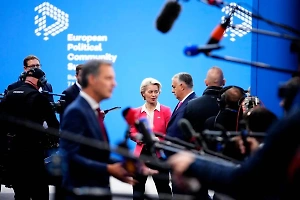 Орбан призвал впавшую в милитаристский угар фон дер Ляйен уйти в отставку