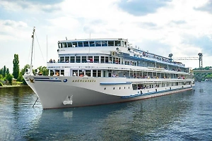 В Вологодской области пассажирский теплоход Александра сел на мель