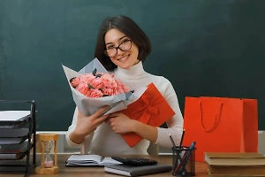 Российским учителям с 25-летним стажем призывают бесплатно выдавать квартиры