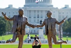 В США убрали статую держащихся за руки Трампа и Эпштейна у Капитолия