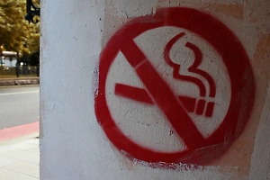 В Совфеде раскрыли, когда ужесточат штрафы за курение и распитие алкоголя в подъездах