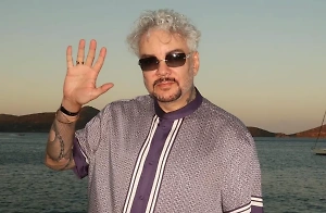 «Хочу, чтобы были все вместе»: Киркоров привёз из Болгарии прах мамы и бабушки