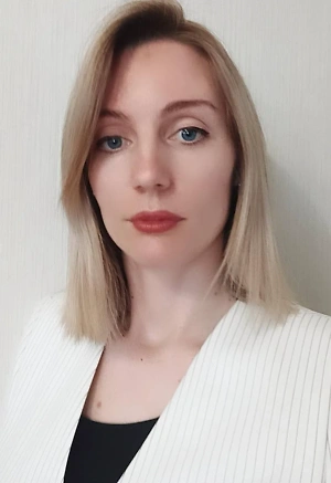 Отравление алкоголем — опасное для жизни состояние, требующее немедленной медицинской помощи. В отличие от опьянения и похмелья, отравление обычно сопровождается выраженной спутанностью сознания, дезориентацией, затруднённым дыханием, одышкой. Кожа при этом может стать синюшной, температура тела и артериальное давление резко снизятся. Кроме того, может развиться неукротимая рвота, которая не будет приносить облегчения. Выраженная интоксикация приводит к сильной боли в животе — признаку повреждения внутренних органов.