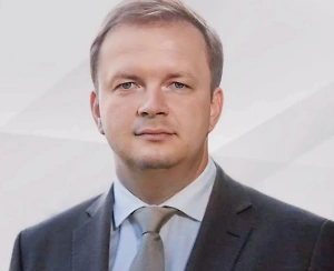 Возможности для добровольного пополнения будущих пенсионных выплат существуют. Прежде всего это государственная программа долгосрочных сбережений, позволяющая не только формировать капитал, но и получать налоговые льготы, а также софинансирование от государства. С 2024 года доступны новые индивидуальные инвестиционные счета, которые дают возможность вернуть часть уплаченного НДФЛ или освободить инвестиционный доход от налогообложения при соблюдении минимального срока владения. Дополнительным инструментом остаются негосударственные пенсионные программы, где часть взносов может вносить работодатель.