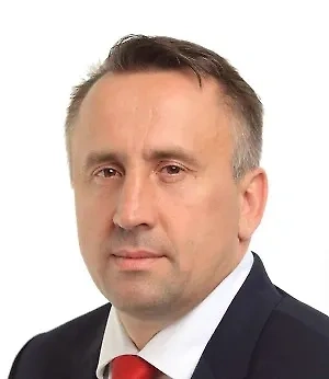 Мы наблюдаем тревожную тенденцию, когда в открытом доступе матерями, зачастую ведущими так называемые «блоги», транслируются откровенно депрессивные настроения. Фразы вроде «лучше бы я не рожала» или «вы десять раз подумайте, прежде чем заводить детей», а также осуждающие комментарии о жизненных условиях других семей, подрывают фундаментальные ценности. Такие высказывания не только дискредитируют материнский труд, но и оказывают психологическое давление на молодых женщин, которые только задумываются о создании семьи.