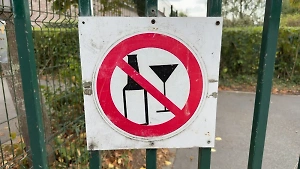 В Госдуме предложили увеличить штраф за курение и распитие алкоголя в подъездах