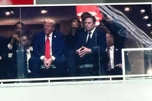 На панихиде по Кирку в Аризоне замечены Трамп и Маск, сидящие рядом на трибуне