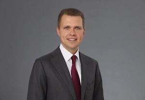 Главная причина — выпревание. Это гораздо более частая причина гибели растений зимой, чем вымерзание. Укрывая растение слишком рано (когда ещё возможны потепления и дожди), вы создаёте под укрывным материалом тёплую и влажную среду, идеальную для развития грибковых заболеваний и гнилей. Растение, не ушедшее полностью в состояние покоя, продолжает дышать, и в таких условиях его ткани просто сгнивают.