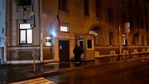 Обстановка спокойная: Появилось видео с консульством Армении в Петербурге, где спрятался экс-чиновник