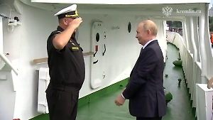 Путин на катере Ураган отправился в филиал центра Россия во Владивостоке