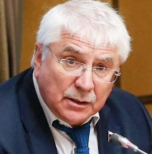 Наш президент верно отметил, что самое подходящее место – Москва. Потому что на сегодняшний день все другие места, которые будут предлагать Зеленскому, — это только для пиара. Давайте встретимся завтра в Ватикане. Ну давайте. И что? О чём говорить, когда встреча неподготовленная? На неподготовленную встречу он приехал в феврале в Вашингтон. И мы видим, что из этого вышло.