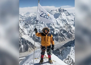 Новосибирский учитель установил флаг своей школы на Эвересте