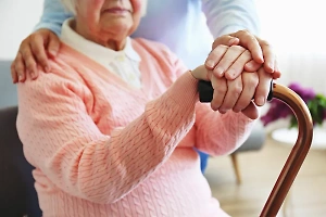 «‎На теле нет живого места»: Подростки три дня избивали одинокую бабулю, младшей всего 8 лет