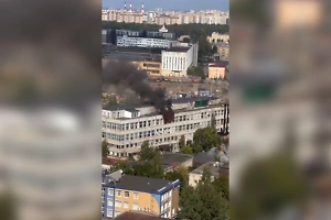 «Ребят, спасите нас»: Несколько человек оказались заблокированы в горящем здании в Петербурге