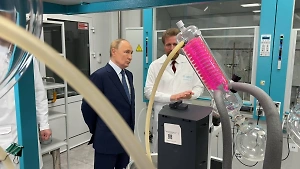 Путину в «Сириусе» показали «молодильную клубнику» и виноград будущего