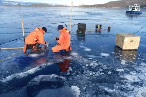 Тело провалившегося под лёд на Байкале конькобежца подняли с глубины 38 метров