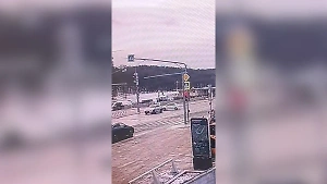 Водитель упавшего автомобиля в Москву-реку погиб
