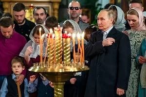 Патриарх Кирилл по просьбе Путина освятил кресты и иконки для бойцов СВО