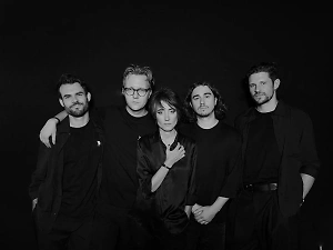 Земфира* не стала ругать Россию в Дубае под страхом отмены и штрафов