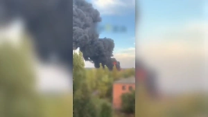Чернигов окутало чёрным дымом после ночной атаки Армии России