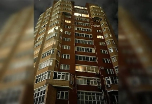 Обломки сбитого БПЛА повредили окна многоэтажки и 20 машин в Старом Осколе