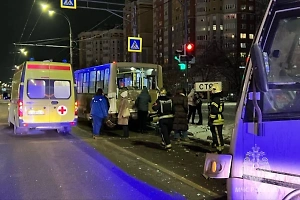 Восемь человек пострадали при столкновении двух маршрутных автобусов в Иваново