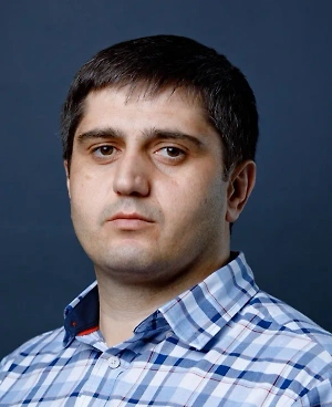 Главное правило — нельзя давать птицам жареную, солёную, копчёную или сладкую пищу, также закисший, прогорклый или заплесневевший корм. Содержащиеся в одних веществах и образующиеся в других токсины способны привести к сердечным заболеваниям, почечной недостаточности, расстройствам пищеварения, нарушению обмена веществ, воспалению и атонии зоба. Как следствие, птицы погибают.