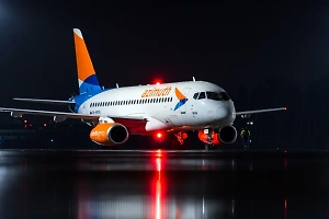 SSJ 100 «Азимута» аварийно сел в Пулково после сигнала о неисправности