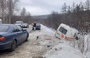 Лихой манёвр иномарки сбил с уральской трассы скорую, пострадали водитель и медики