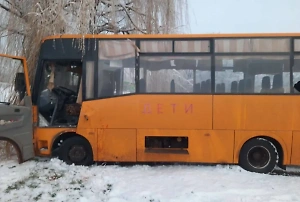 Появилось видео разбитого школьного автобуса, по которому ударил дрон ВСУ