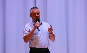 «Тварь. Бес»: Стелу в алтайском селе расписали оскорблениями в адрес убитого главы района