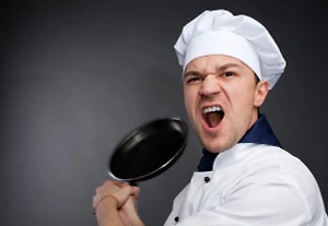 Камера сняла нападение работника "Додо пиццы" на "коллегу-бездельницу"