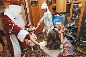 Москвичам рассказали, сколько можно заработать в образе Деда Мороза и Снегурочки