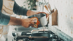 В Подмосковье мужчина до полусмерти избил сожительницу кастрюлей из-за просьбы меньше пить