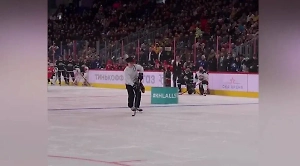 Получивший паспорт РФ американец забил буллит в косоворотке под "Калинку" в Матче звёзд КХЛ